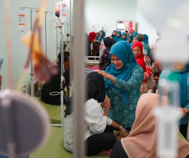 Istri Wagub Beri Santunan Pasien Talasemia, Serukan Donor Darah Rutin.(Foto:Dok/Ist)