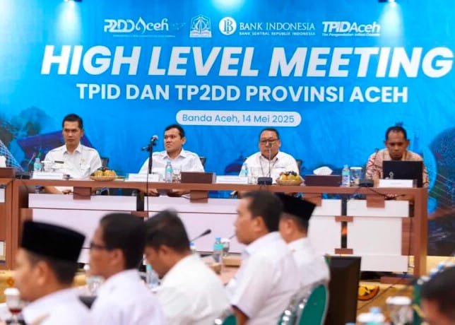 Wakil Gubernur Aceh, Fadhlullah, SE, didampingi Plt. Sekda Aceh, M. Nasir S.IP, MPA, membuka High Level Meeting Tim Pengendalian Inflasi Daerah (TPID) dan Tim Percepatan dan Perluasan Digitalisasi Daerah (TP2DD) Provinsi Aceh.(Foto:Dok/Humas.Aceh)