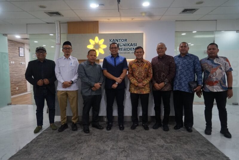 Pertemuan Wakil Gubernur Aceh, Fadhlullah dengan Kepala Kantor Komunikasi Kepresidenan (KKK), Dr. Hasan Hasbi, di Gedung Pramuka, Jakarta Pusat.(Foto:Dok/Ist)