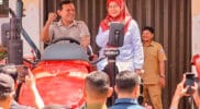 Wagub Aceh Fadlullah menyerahkan bantuan traktor roda empat kepada petani Pidie Jaya.