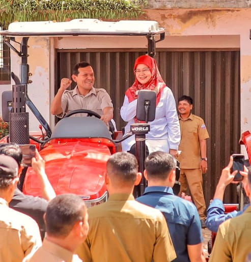 Wagub Aceh Serahkan 12 Traktor untuk Petani Pidie Jaya.(Foto:Dok/Ist)