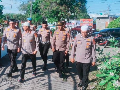Kapolda dan Kapolres Pidie Beri Dukungan ke Aipda Iswadi. (Foto:Dok/Humas.Polda)