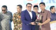 Kapolda Aceh Brigjen Pol Marzuki Ali Basyah menerima penghargaan Inisiator UMKM Aman dan Kreatif.