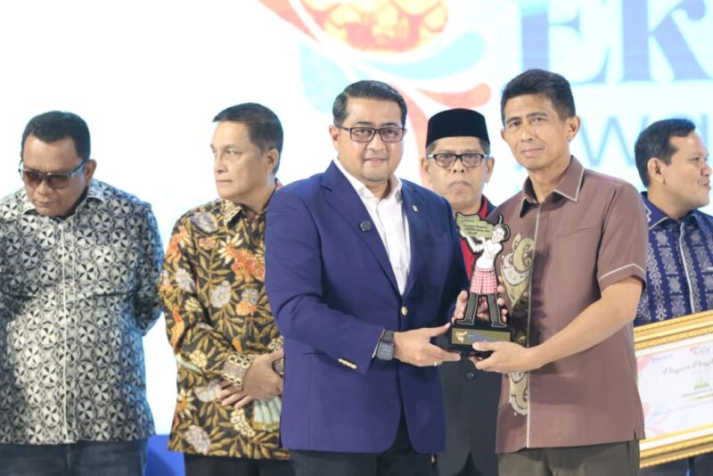 Marzuki Ali Basyah Dianugerahi Inisiator UMKM Kreatif di Aceh. Foto:Dok.
