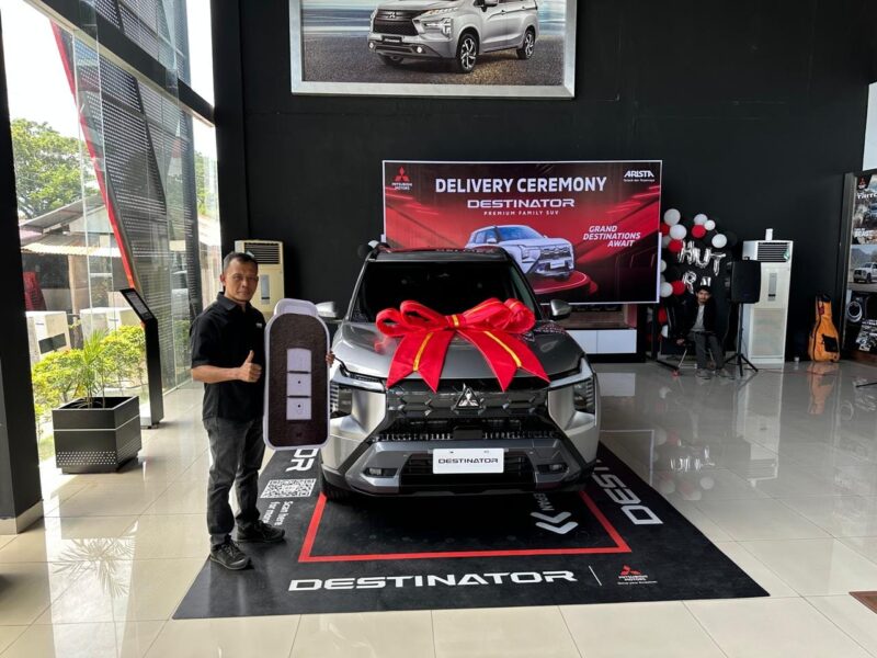 Unit Perdana Mitsubishi Destinator Diserahkan ke Konsumen di Banda Aceh. Foto:Dok/Arista.