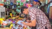 Petugas Bea Cukai Aceh dan Satpol PP WH saat mengamankan rokok ilegal di Banda Aceh
