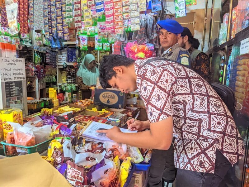 Petugas Bea Cukai Aceh dan Satpol PP WH saat mengamankan rokok ilegal di Banda Aceh. (Foto:Dok/Beacukai)