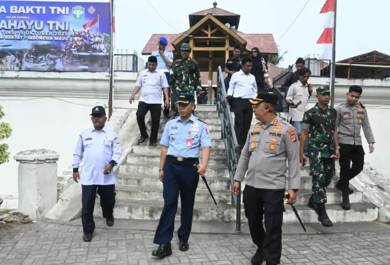 Danlanud SIM dan prajurit TNI saat mengikuti apel Bakti Teritorial Prima di Indrapuri. (Foto:Dok/Lanud SIM)