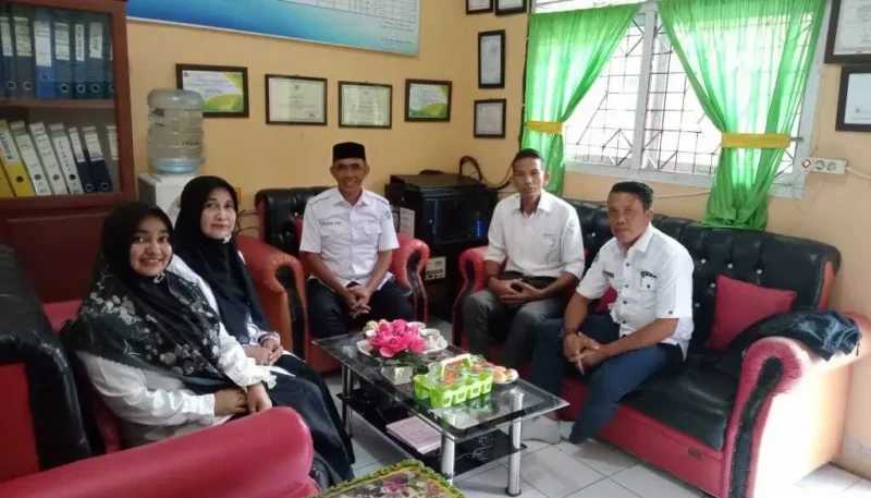 Deputi Umum BPKS Fajran Zain, bersama dewan guru Madrasah Ibtidaiyah Swasta (MIS) Balohan, Sabang. (Foto:Dok:Ist).