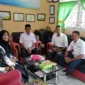 Deputi Umum BPKS Fajran Zain, bersama dewan guru Madrasah Ibtidaiyah Swasta (MIS) Balohan, Sabang. (Foto:Dok:Ist).