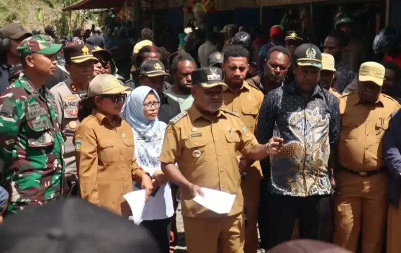 Prajurit TNI Satgas Yonif 112/DJ mendampingi Forkopimda dalam sidak harga sembako di Papua Tengah. (Foto:Dok/Kodam.IM)