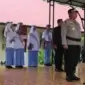 Kabiddokkes Polda Aceh, Kombes Pol dr. Dafianto Arief, M.Si. saat menjadi inspektur upacara di SMA Negeri 1 Peukan Bada, Aceh Besar, Senin, 15 September 2025.(Foto:Dok/Humas.Polda)