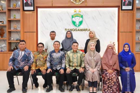 Pangdam Iskandar Muda Mayjen TNI Niko Fahrizal bersama alumni SMAN 2 Banda Aceh (Ikasmandu) dalam acara ramah tamah di Banda Aceh. (Foto : Dok/Kodam.IM)