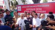Menko Pangan Zulkifli Hasan menyerahkan bantuan beras kepada warga Banda Aceh di Gampong Geuceu Komplek.