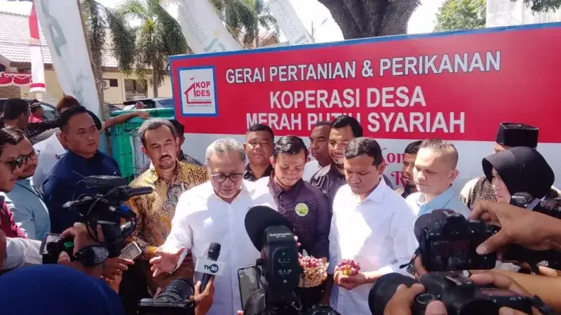 Menko Pangan Zulkifli Hasan menyerahkan bantuan beras kepada warga Banda Aceh di Gampong Geuceu Komplek. (Foto:Dok/Ist)