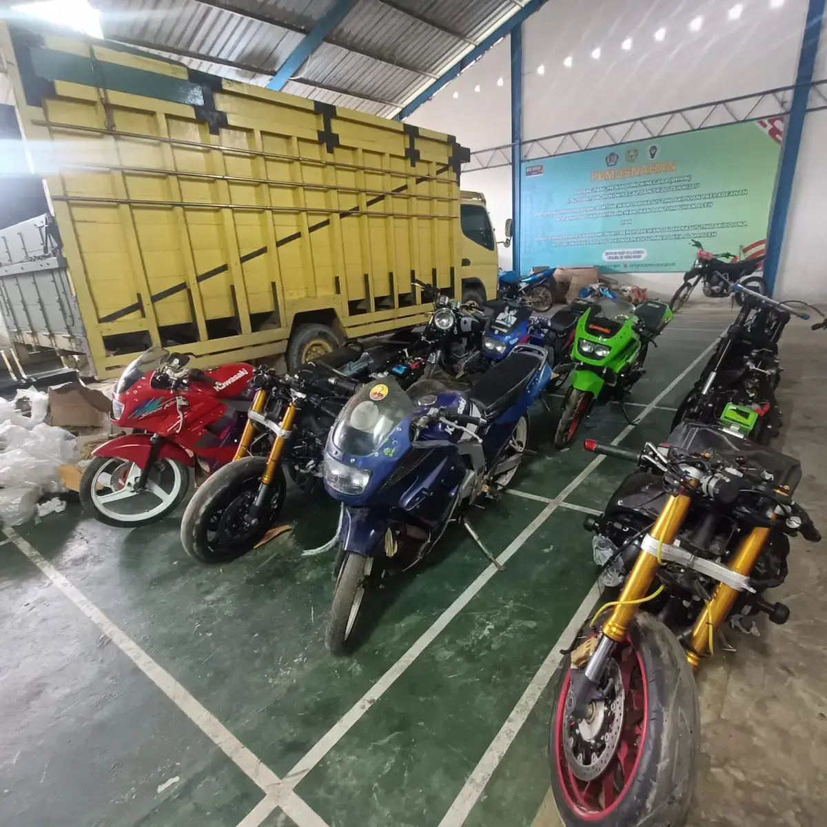 penyelundupan barang ilegal asal Thailand berupa delapan unit sepeda motor berbagai merek dan 20 koli suku cadang motor.