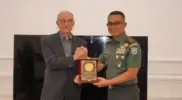 Pangdam Iskandar Muda Mayjen TNI Joko Hadi Susilo melakukan silaturahmi ke Wali Nanggroe Aceh Teungku Malik Mahmud.