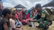 Satgas Yonif 112/DJ Pos Nume bagi sembagi di Puncak Jaya, Papua Tengah.