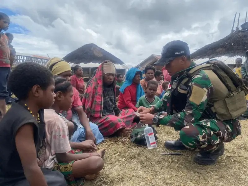 Satgas Yonif 112/DJ Pos Nume menggelar kegiatan pembagian sembako dan pengobatan gratis untuk warga Distrik Nume, Puncak Jaya, Papua Tengah. (Foto;Dok/Kodam.IM)
