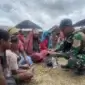 Satgas Yonif 112/DJ Pos Nume menggelar kegiatan pembagian sembako dan pengobatan gratis untuk warga Distrik Nume, Puncak Jaya, Papua Tengah. (Foto;Dok/Kodam.IM)