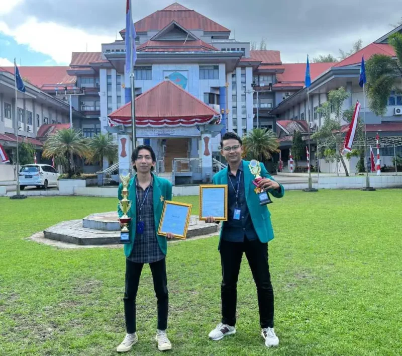 T. Alvia Rahman dan Teuku Ahmaf Raihan DP, Mahasiswa FH Unsyiah saat menerima penghargaan Juara 2 National Essay Competition 2025 di Ambon. (Foto:Dok/FH.Unsyiah)