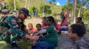 Foto kebersamaan prajurit Satgas Yonif 112/DJ dengan warga Papua Tengah.