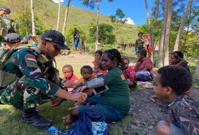 Kebersamaan prajurit Satgas Yonif 112/DJ dengan warga Papua Tengah. (Foto:Dok/Kodam.IM)