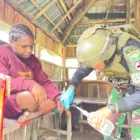 Satgas Yonif 112/DJ memberikan pengobatan gratis di Kampung Wondenggobak Papua Tengah. (Foto:Dok/Kodam.IM)