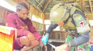 Satgas Yonif 112/DJ memberikan pengobatan gratis di Kampung Wondenggobak Papua Tengah