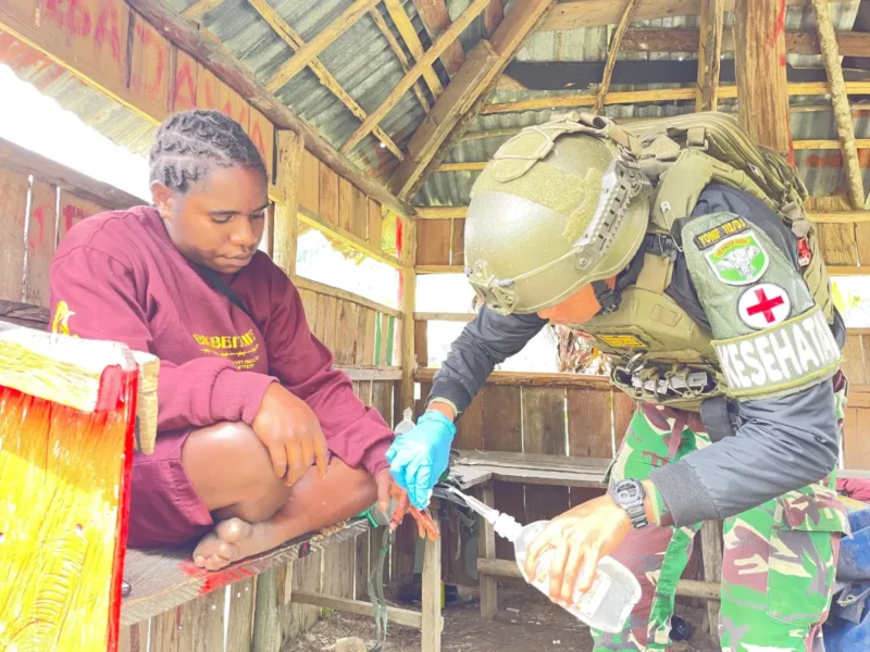 Satgas Yonif 112/DJ memberikan pengobatan gratis di Kampung Wondenggobak Papua Tengah. (Foto:Dok/Kodam.IM)