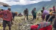 Prajurit Satgas Yonif 112/DJ membantu warga Papua menata batu untuk tradisi bakar batu di Puncak Jaya