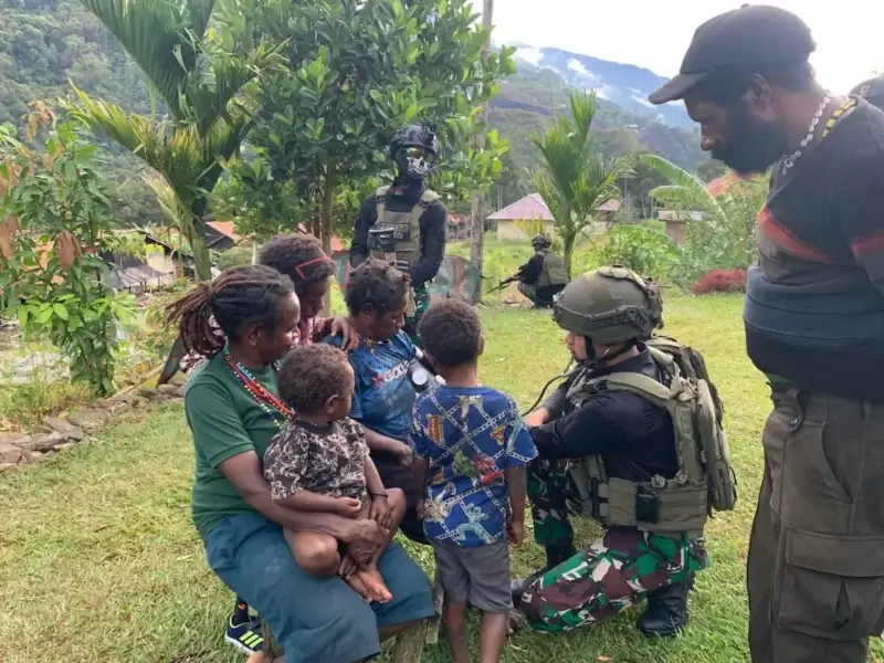 Satgas Yonif 112/DJ Pos Tinggi Nambut menggelar pengobatan gratis dan pembagian sembako bagi masyarakat Distrik Tinggi Nambut, Puncak Jaya, Papua Tengah. (Foto:Dok/KODAM.IM)