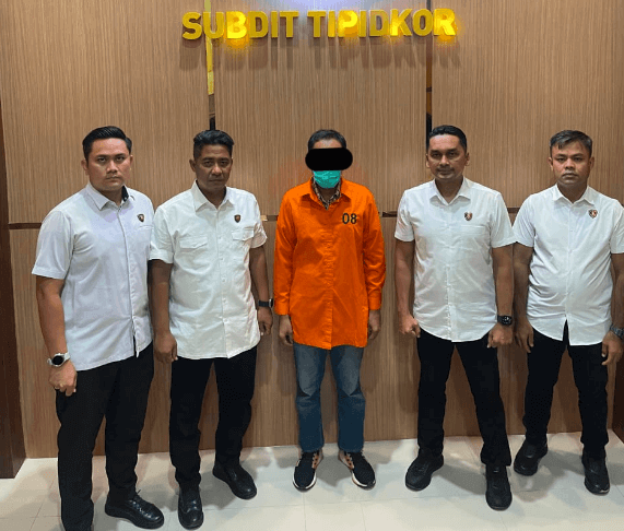Tersangka kasus korupsi pengadaan wastafel sekolah pada Dinas Pendidikan Aceh, Syifak Muhammad Yus, resmi ditahan penyidik Subdit Tipidkor Ditreskrimsus Polda Aceh. (Foto: Humas Polda Aceh)