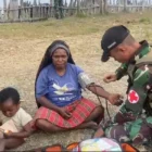 Tim Kesehatan Satgas Yonif 112/DJ memberikan layanan medis kepada warga Kampung Karubaga. (Foto:Dok/Kodam.IM).
