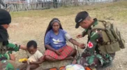 Tim Kesehatan Satgas Yonif 112/DJ memberikan layanan medis kepada warga Kampung Karubaga.