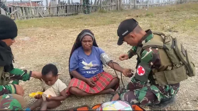 Tim Kesehatan Satgas Yonif 112/DJ memberikan layanan medis kepada warga Kampung Karubaga. (Foto:Dok/Kodam.IM).