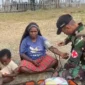 Tim Kesehatan Satgas Yonif 112/DJ memberikan layanan medis kepada warga Kampung Karubaga. (Foto:Dok/Kodam.IM).