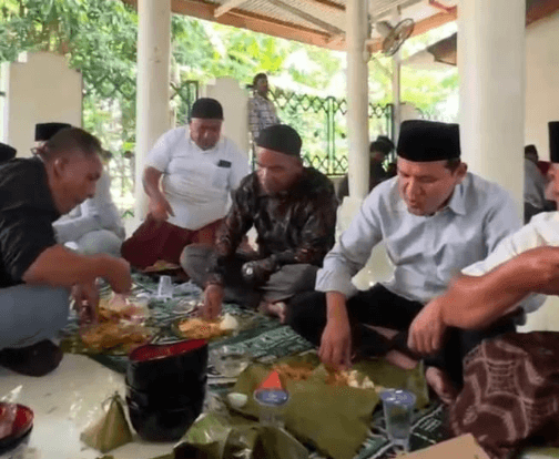 Wagub Aceh Berbaur dengan Warga di Maulid Nabi Gampong Kayee Jatoe. (Foto:Dok/Ist)