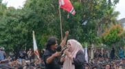 Sri Wahyuni, korban konflik Aceh, bersuara lantang di depan DPRA menuntut penegakan HAM dan realisasi Perjanjian Damai Helsinki.