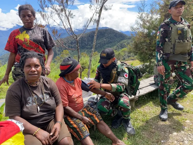 Prajurit TNI menggelar pengobatan gratis di Distrik Puncak Senyum. (Foto:Dok/Kodam.IM)