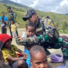 Prajurit Satgas Yonif 112/DJ membagikan pakaian layak pakai kepada warga Kampung Kalome, Papua Tengah. (Foto:Dok/Kodam.IM)