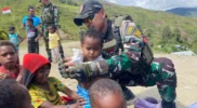 Prajurit Satgas Yonif 112/DJ membagikan pakaian layak pakai kepada warga Kampung Kalome, Papua Tengah.