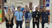 Petugas Imigrasi Banda Aceh mengawal pendeportasian WN Malaysia NR (19) di Bandara Sultan Iskandar Muda