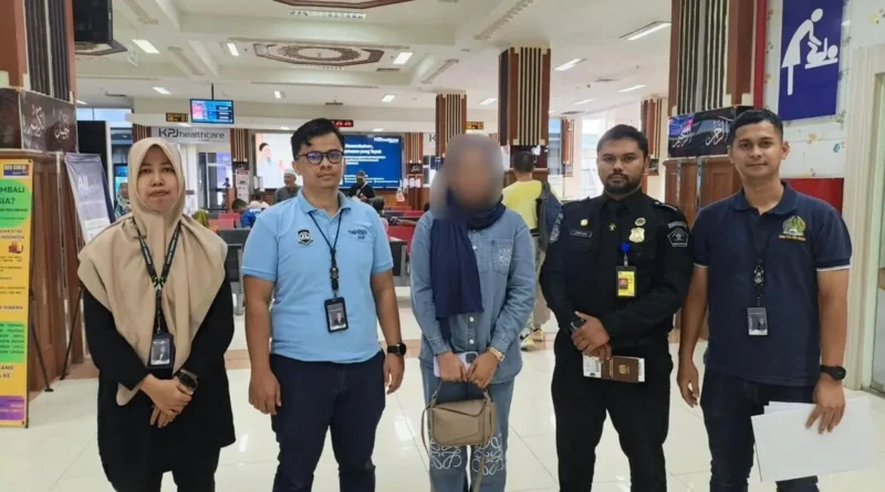Petugas Imigrasi Banda Aceh mengawal pendeportasian WN Malaysia NR (19) di Bandara Sultan Iskandar Muda. (Foto:Dok/Imigrasi Aceh)