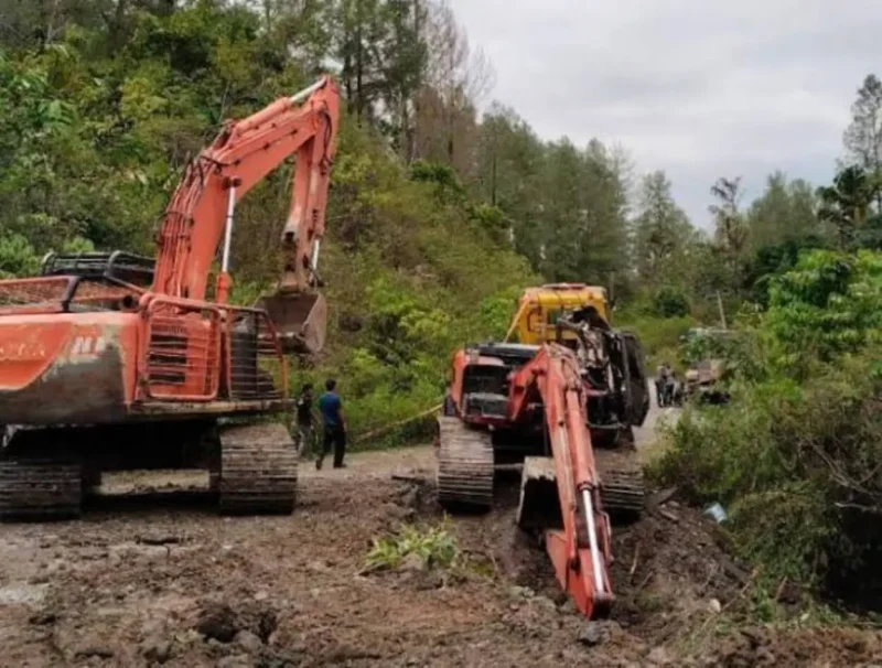 Ekskavator tambang emas ilegal di Pidie berhenti akibat solar tidak masuk. (Foto:Dok/Ist)