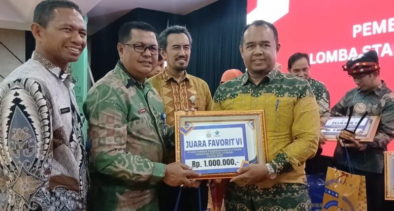 Kepala Dinas Perpustakaan dan Kearsipan Aceh, Edi Yandra, memberikan apresiasi kepada para pemenang lomba literasi. (Foto:Dok/Ist)