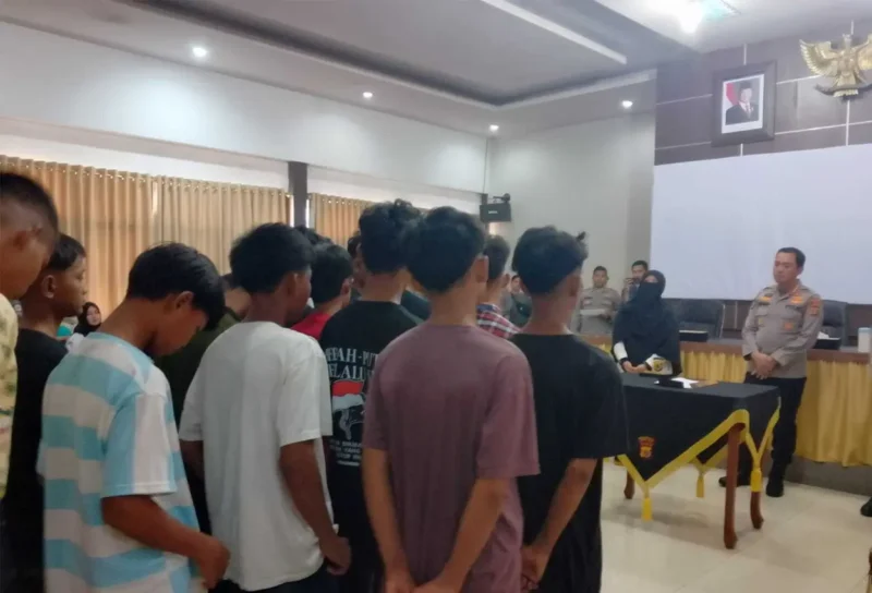Puluhan anak bersama orang tua hadir dalam deklarasi pembubaran geng motor. (Foto;Dok/Polresta)