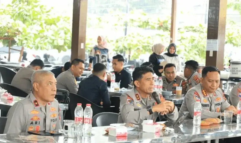 Kapolda Aceh Irjen Pol. Marzuki Ali Basyah mengajak pengusaha warung kopi (warkop) untuk mendukung kamtibmas dengan menyediakan musala bagi pengunjung dan menaati aturan hukum. (Foto:Dok/Humas.Polda)