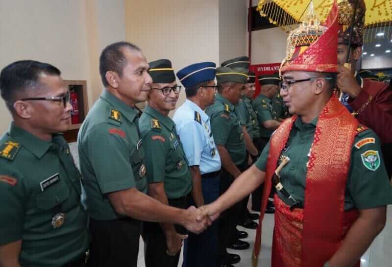 Kedatangan Pangdam IM, Mayjen TNI Joko Hadi Susilo, Disambut Prosesi Adat Aceh. (Foto:Dok/KODAM.IM)