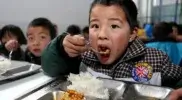 Anak sekolah di China menikmati makan siang gratis bergizi